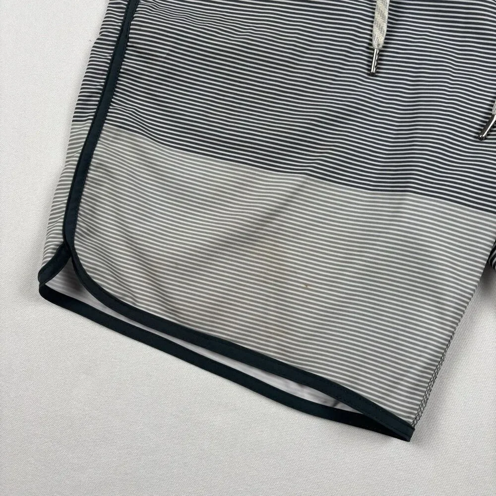 Vuori V314 Cruise Board Shorts Mens 32 Green Gray Colorblock Unlined Drawstring